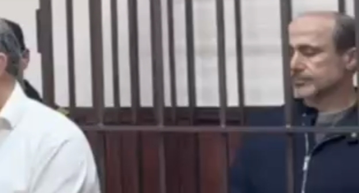 Глава Кайтагского района в зале суда. Кадр видео Объединенной пресс-службы судов Дагестана / Telegram