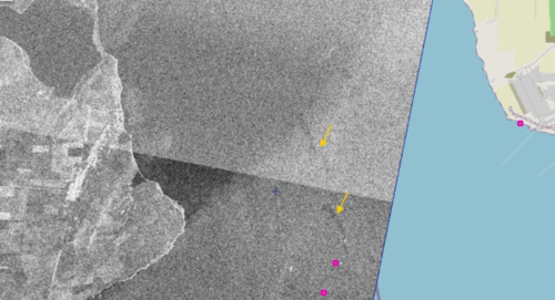 Снимок от 22.04.25, на котором просматривается источник мазутного загрязнения (нос «Волгонефть-212») и его разлив. Скриншот фото с сайта "Сканекс" от 13.05.25, https://www.scanex.ru/company/news/utechki-iz-zatonuvshikh-tankerov-v-kerchenskom-prolive-prodolzhayutsya/