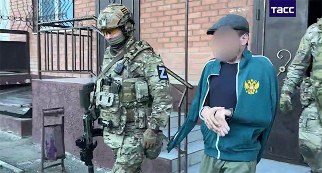 Задержание подозреваемых в причастности к нападению боевиков. 27 мая 2025 г. Скриншот видео https://t.me/tass_agency/317044