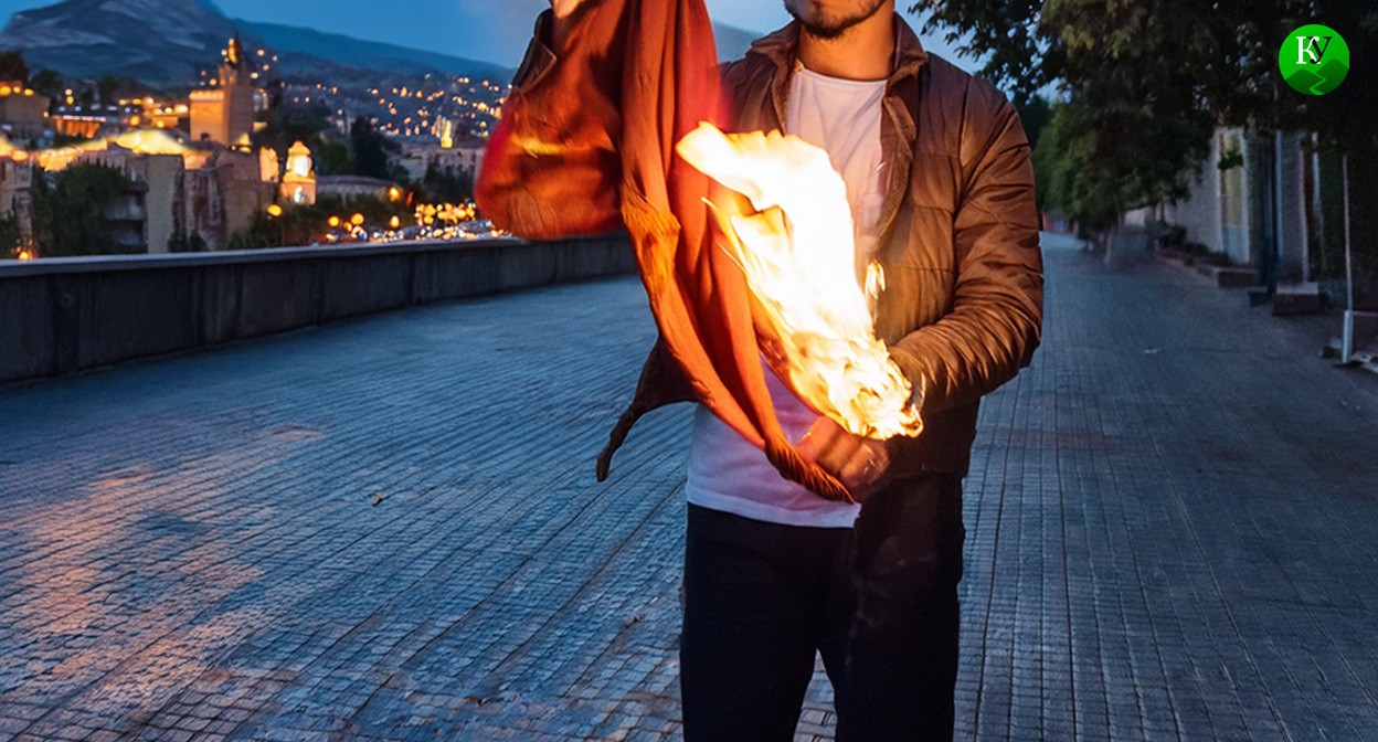 Сжигание флага. Иллюстрация создана «Кавказским узлом» с помощью ИИ в программе Photoshop