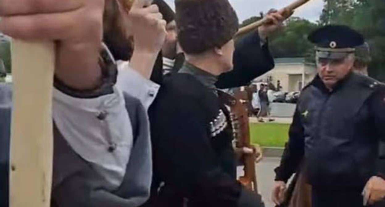 Сотрудники полиции общаются с участниками шествия в Нальчике. 21 мая 2025 г. Фото: https://www.facebook.com/groups/195437187330583/posts/2838639603010315/ принадлежит компании Meta деятельность которой запрещена в России