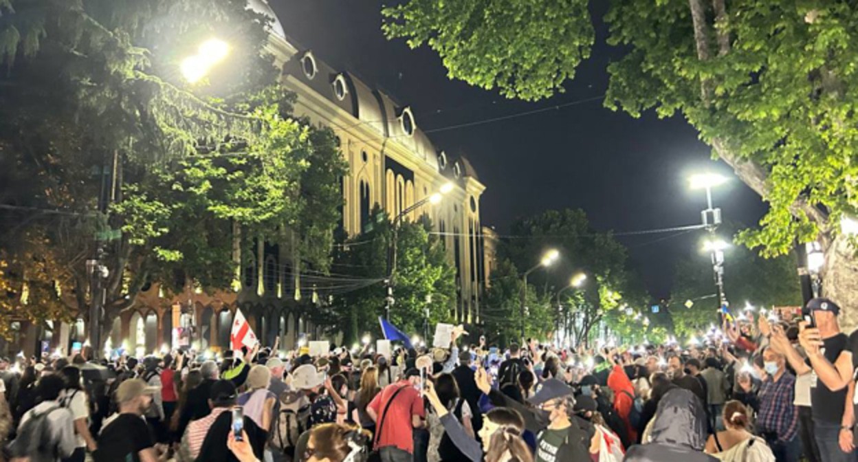 Демонстранты на проспекте Руставели в Тбилиси. Кадр телекомпании Pirveli.