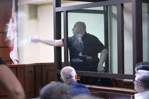 Ника Мелия выплескивает воду в сторону судьи. Тбилиси, 30 мая 2025 года. Фото: Интерпрессньюс https://www.interpressnews.ge/ru/article/168792-nika-meliia-oblil-sudiu-vodoi-on-vydvoren-iz-zala-zasedanii