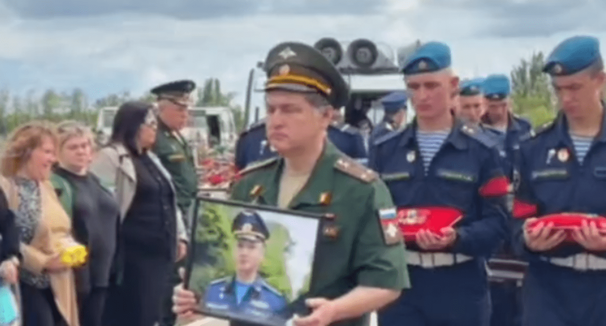 Заура Гурциева похоронили с воинскими почестями. Стоп-кадр видео от 31.05.25 ТАСС, https://t.me/kavkaz_tass/14362.