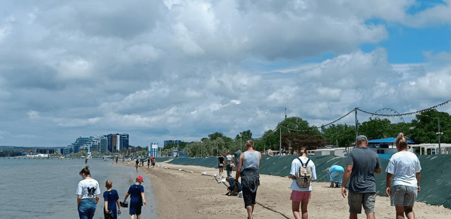 Обстановка на одном из пляжей Анапы 31 мая. Скриншот фото из Telegram-канала "Маковозовы", https://t.me/makovozovy/37782.