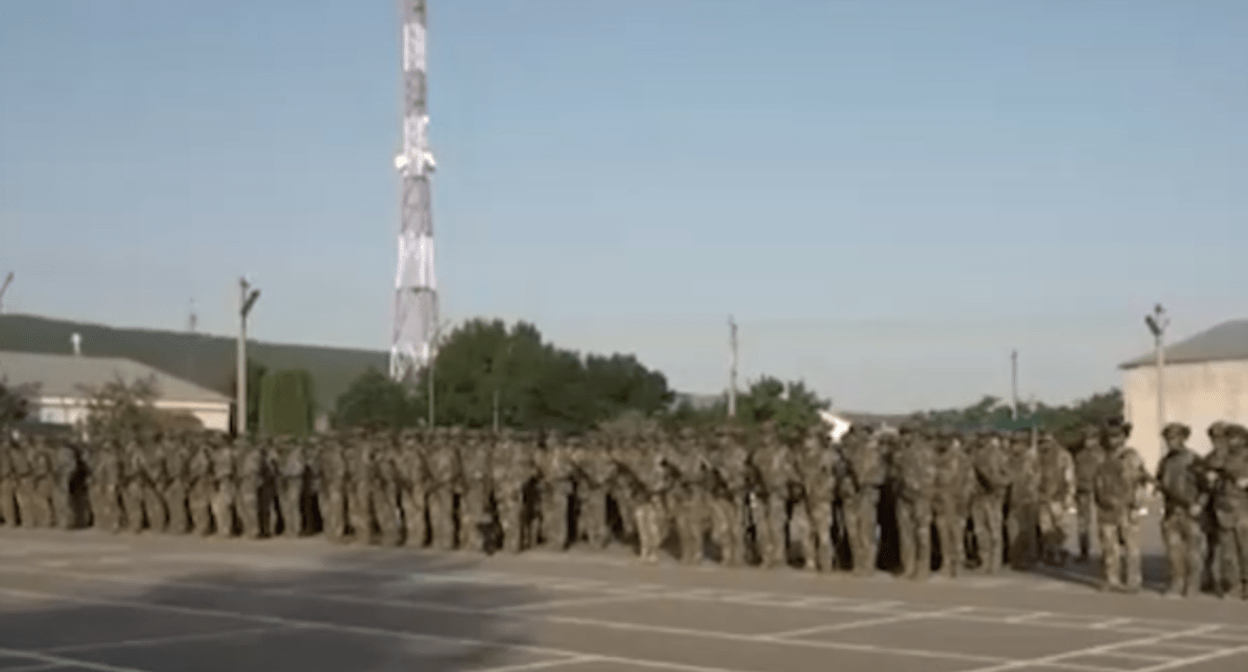 Бойцы 96-го полка Росгвардии. Стоп-кадр видео ЧГТРК "Грозный" от 31.05.25, https://www.instagram.com/p/DKVG27OxLS7/ (деятельность компании Meta, владеющей соцсетью, запрещена в России)