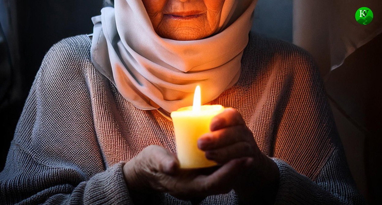 Пенсионерка со свечкой. Иллюстрация создана «Кавказским узлом» с помощью ИИ в программе Photoshop
