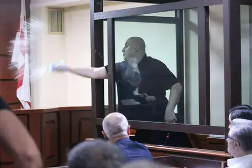 Ника Мелия выплескивает воду в сторону судьи. Тбилиси, 30 мая 2025 года. Фото: "Интерпрессньюс" https://www.interpressnews.ge/ru/article/168792-nika-meliia-oblil-sudiu-vodoi-on-vydvoren-iz-zala-zasedani