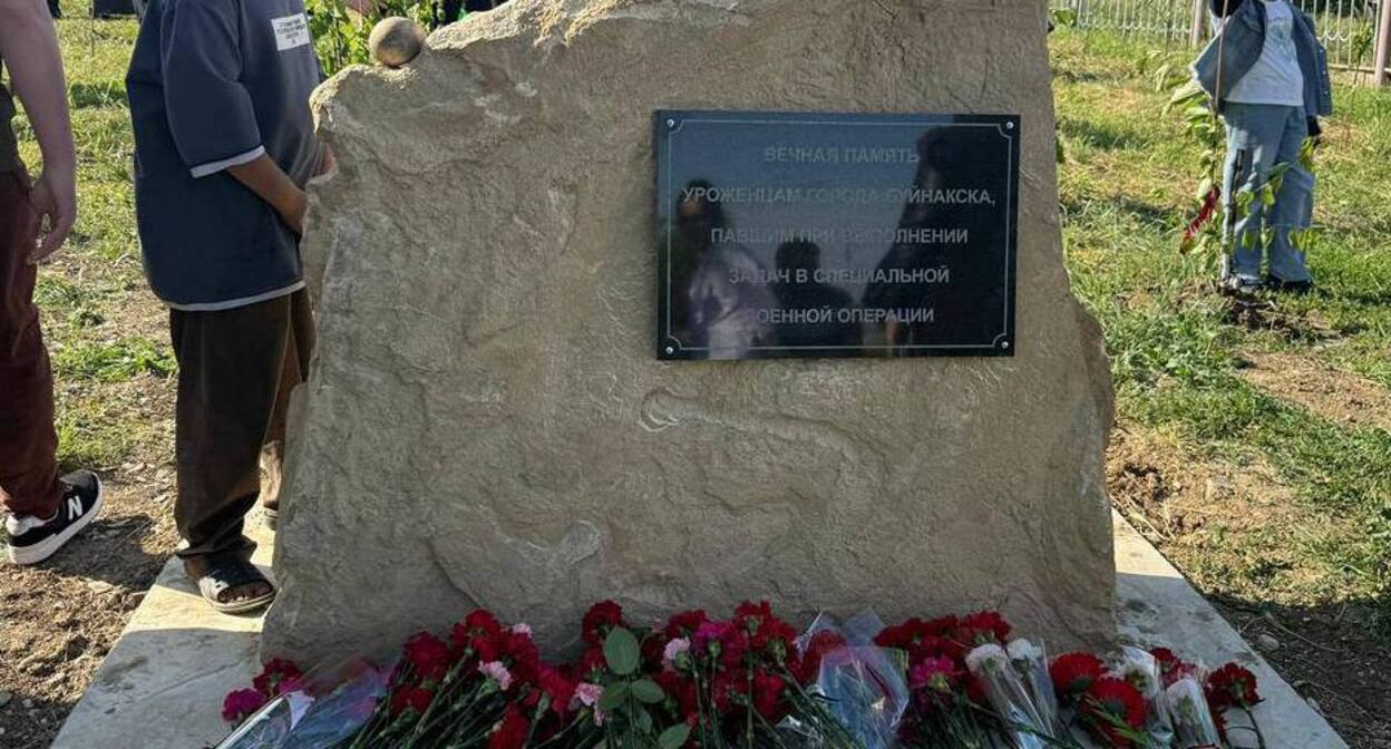 “Сад памяти” в Буйнакске. Фото: пресс-служба фонда “Защитники Отечества” https://t.me/fondZOrd/5529 