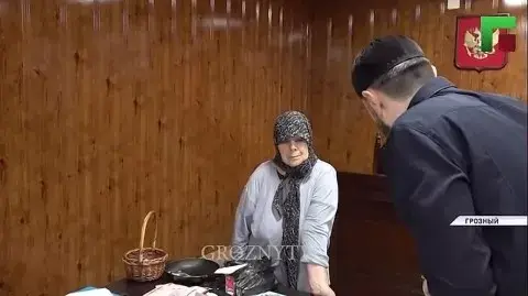 Алкан Цукаева и Адам Эльжуркаев. 2 июня 2025 года. Скриншот видео https://grozny-news.net/other/2025/06/03/224477.html