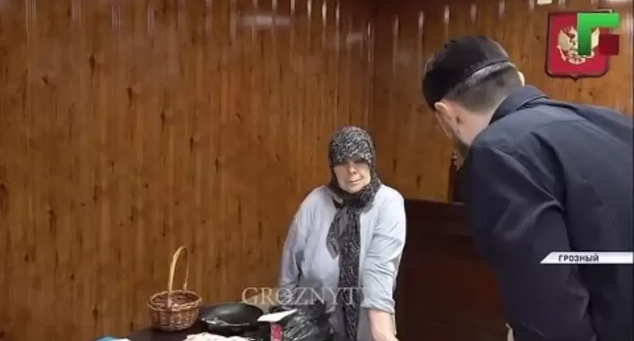 Алкан Цукаева и Адам Эльжуркаев. 2 июня 2025 года. Скриншот видео https://grozny-news.net/other/2025/06/03/224477.html