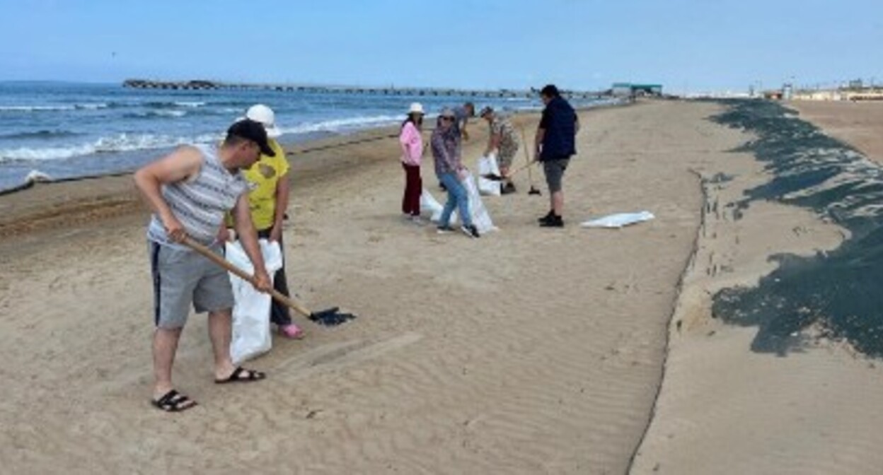 Команда из Краснодара проводит замену защитных сетей на центральном пляже Анапы. 5 июня 2025 года. Фото пресс-службы оперштаба Кубани.
