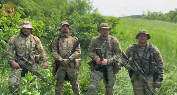 Кадр видео бойцов спецназа "Ахмат". 5 июня 2025 г. Скриншот видео https://t.me/AptiAlaudinovAKHMAT/11189