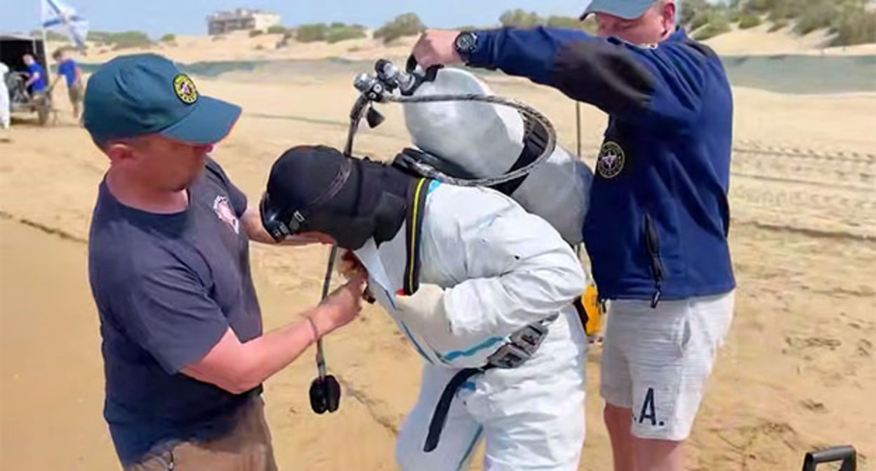 Водолаз готовится к погружению. 5 июня 2025 г. Фото: https://t.me/opershtab23/13588