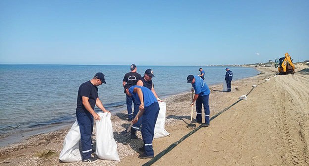 Уборка мазута с пляжа Анапы. 6 июня 2025 г. Фото: https://t.me/opershtab23/13599
