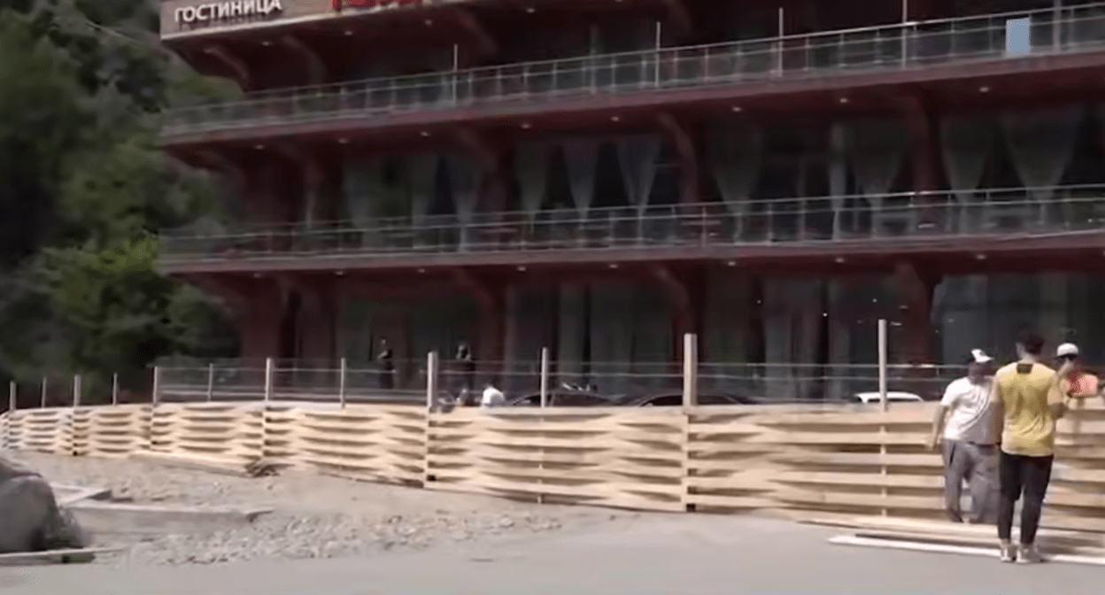 Забор у Ханагского водопада частично разобран. Стоп-кадр видео из Telegram-канала Мурада Магомедова от 05.06.25, https://t.me/muradreporter/928