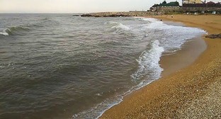 Пляж в Каспийске. Скриншот видео https://www.youtube.com/watch?v=6uMIjrHRp8A