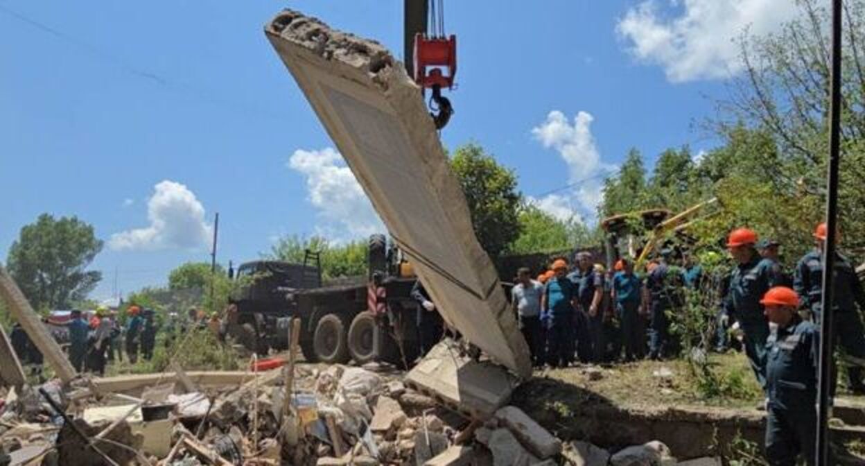 Разбор завалов на месте взрыва в Чамбараке, 11 июня 2025 года. Фото: Спасательная служба МВД Армении
