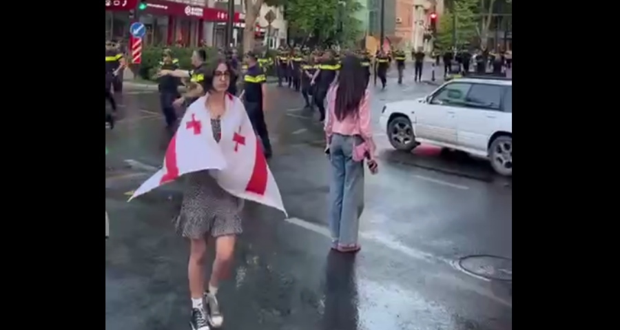 Сотрудники полиции и участники протестов. Тбилиси, 13 июня 2025 года. Кадр видео Lorena Beria /Publika https://t.me/Tbilisi_life/40205