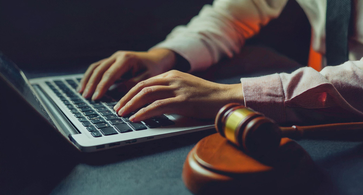 Комментатор и суд. Иллюстрация создана «Кавказским узлом» с помощью ИИ в программе Photoshop