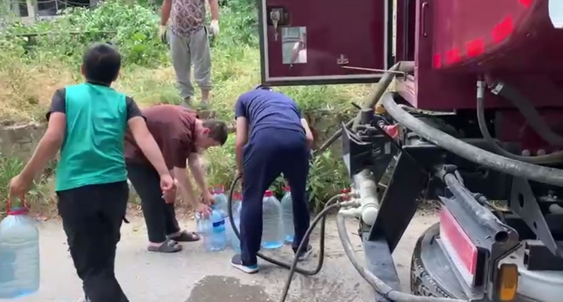 Люди набирают воду из водовоза. Кадр видео из телеграм-канала администрации Буйнакска https://t.me/gorodbuynaksk/8092