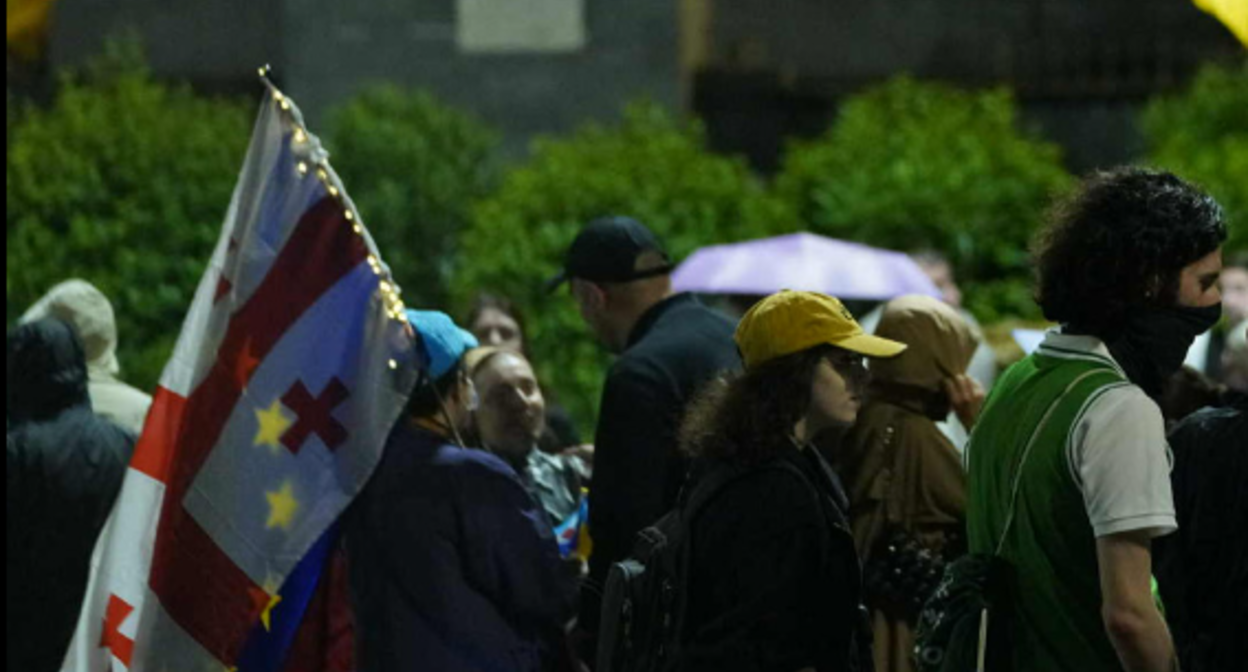 Участники акции у парламента Грузии. Скриншот фото Publika от 14.06.25 https://www.facebook.com/photo/?fbid=1471896674209878&set=a.715406393192247 (деятельность компании Meta, владеющей соцсетью, запрещена в России).