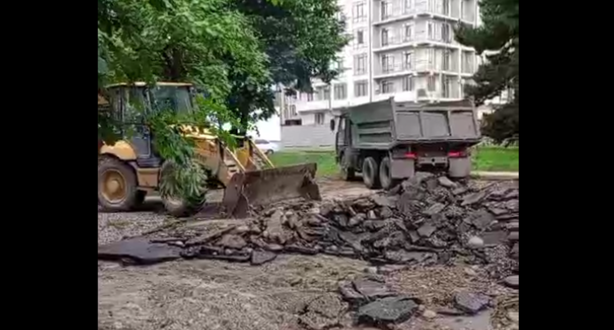 Работы в сквере Дружбы. Стоп-кадр видео из Telegram-канала "ЖурНальчик" от 14.06.25, https://t.me/journalch/1554.