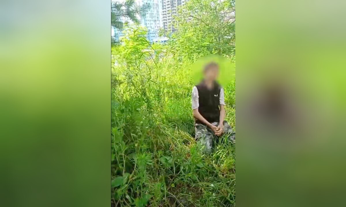 Подросток извиняется, стоя на коленях. Фото t.me/gmrlive