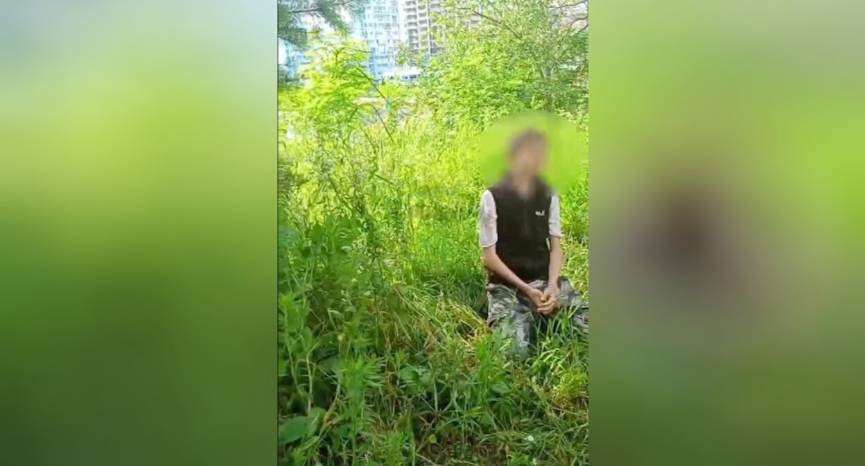 Подросток извиняется, стоя на коленях. Фото t.me/gmrlive