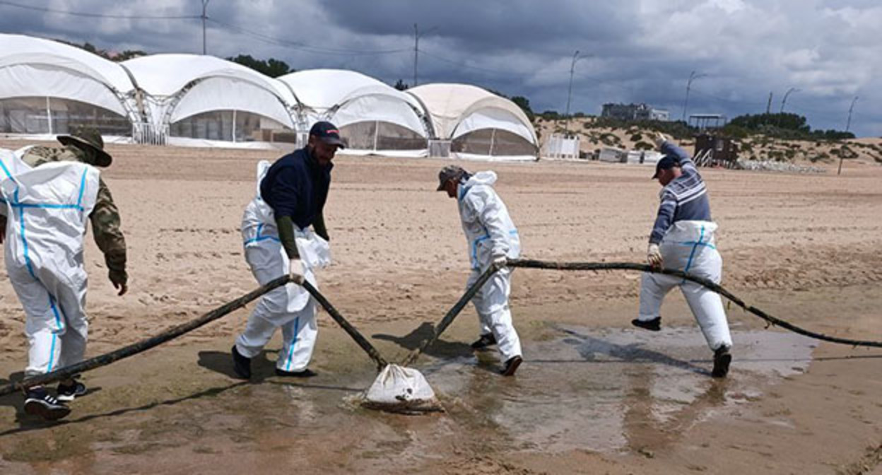 Очистка пляжа от мазута в Анапе. 16 июня 2025 г. Фото: https://t.me/opershtab23/13628