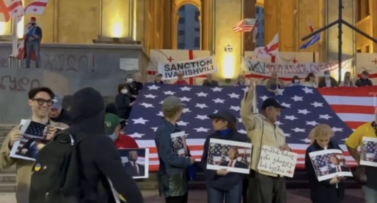 Активисты у парламента Грузии призывают Сенат США поддержать MEGOBARI Act. 
Кадр видео Lorena Beria / Tbilisi life 