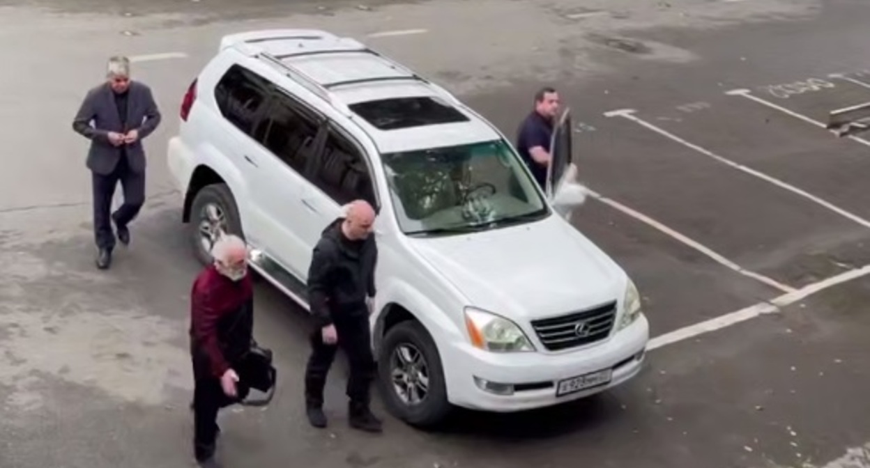 Арест Адгура Харазии. Скриншот с видео телеграм-канала "D News Абхазия" https://t.me/DNAbkhazia/10162