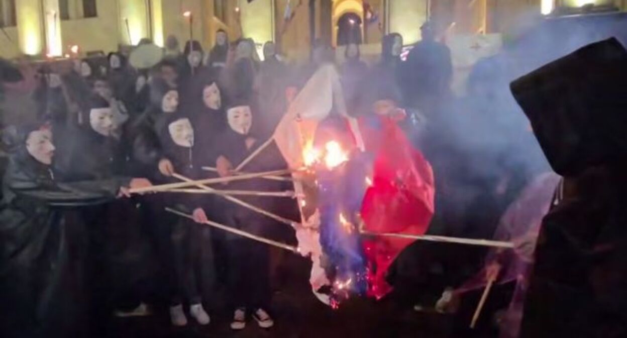 Сожжение флага России. Тбилиси, 15 июня 2025 г. Скриншот видео Tbilisi_life/Telegram