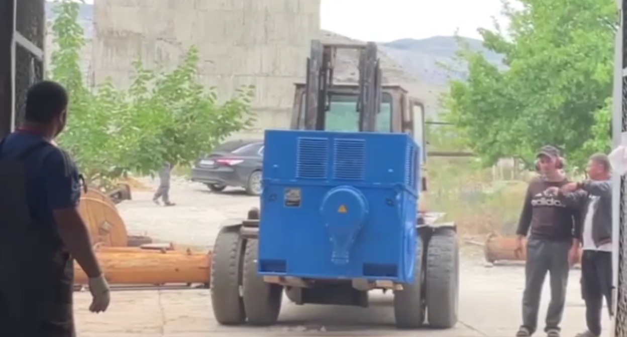 Новый насос поступил в Буйнакск. Стоп-кадр видео из Telegram-канала мэрии города от 17.06.25, https://t.me/gorodbuynaksk/8162.