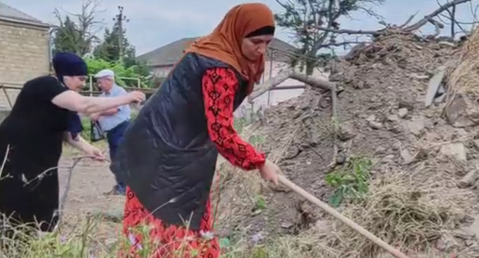 Жительницы Белиджи на расчистке участка. Кадр видео ОНФ Дагестана / Telegram
