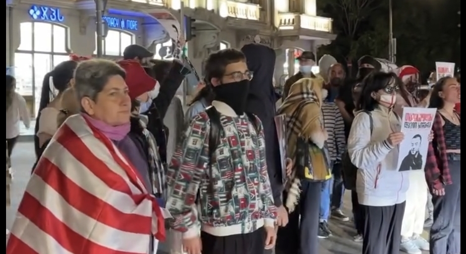 Демонстранты на площади Орбелиани в Тбилиси, 17 июня 2025 года. Кадр видео Publika / Facebook