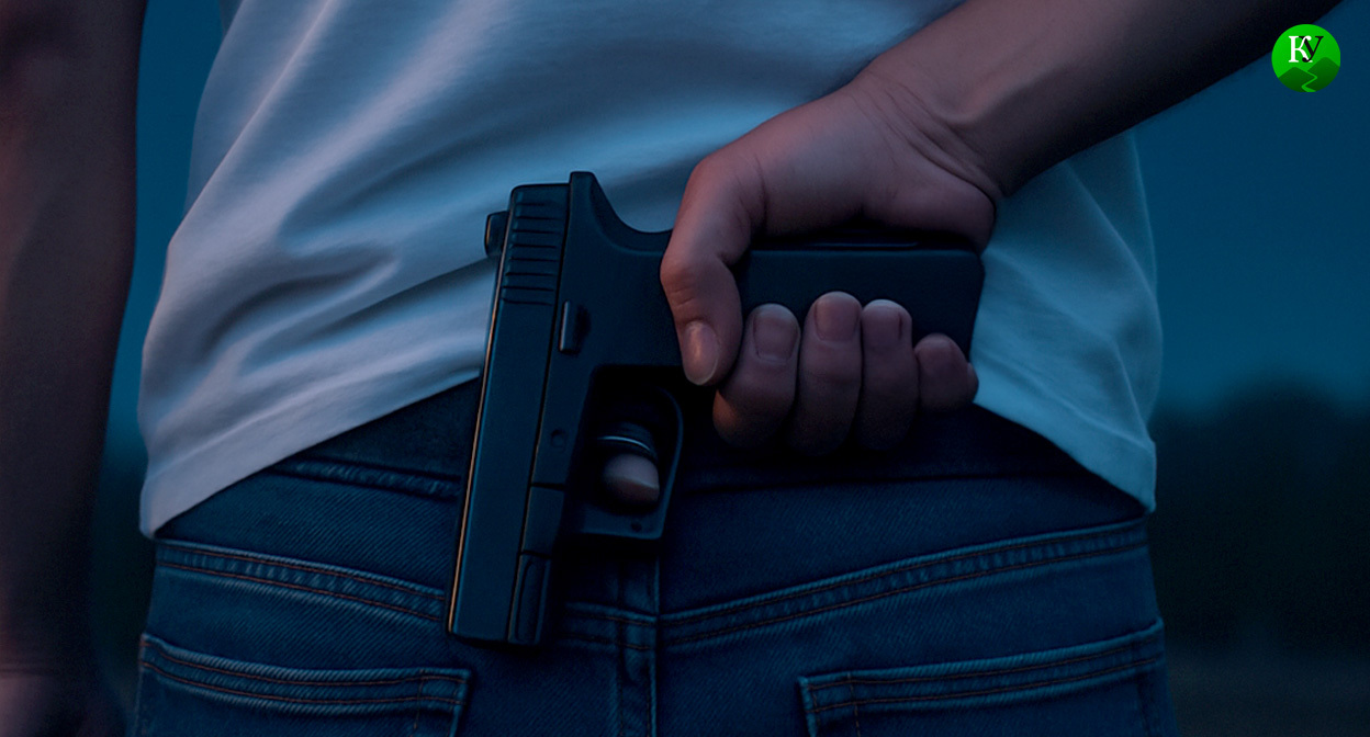 Пистолет в руке. Иллюстрация создана «Кавказским узлом» с помощью ИИ в программе Copilot