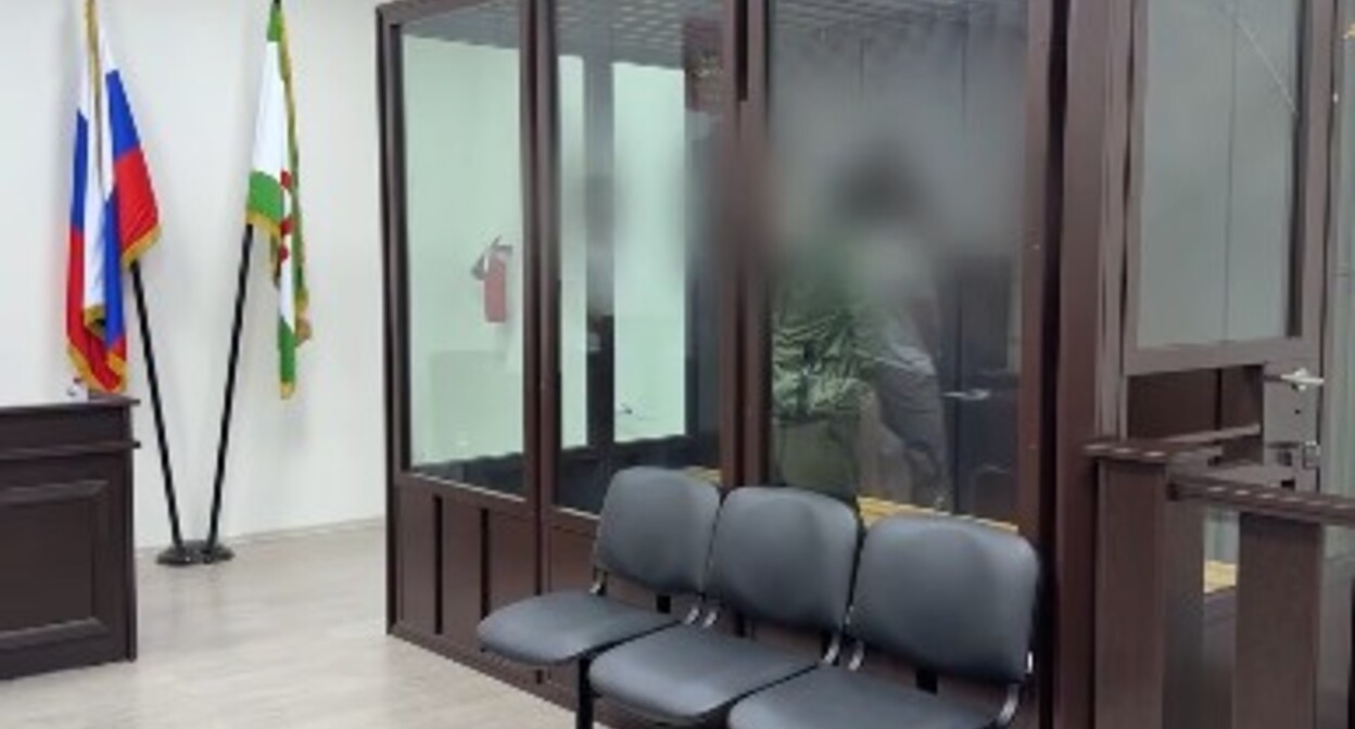 Суд по апелляции на арест силовика из Ингушетии, подозреваемого в подбросе наркотиков мужчине без сознания. Стоп-кадр видео, опубликованного в телеграм-канале Mash Gor.