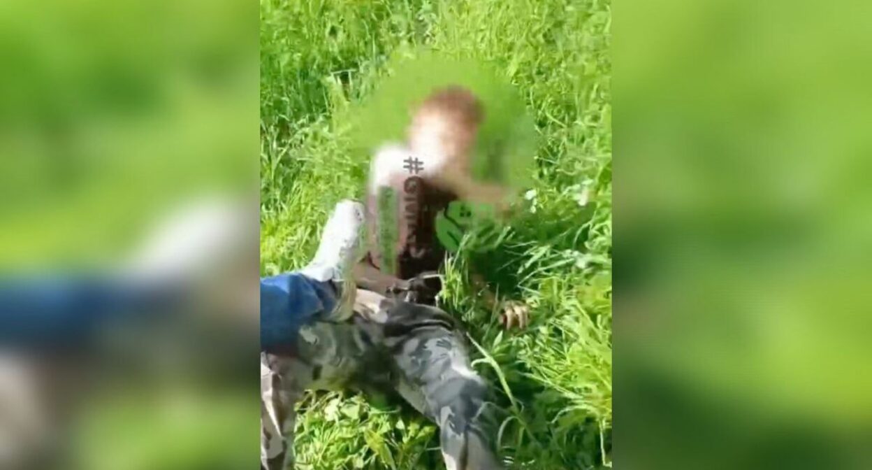 Кадр видео подростка, стоящего на коленях. 16 июня 2025 года. Скриншот видео t.me/gmrlive