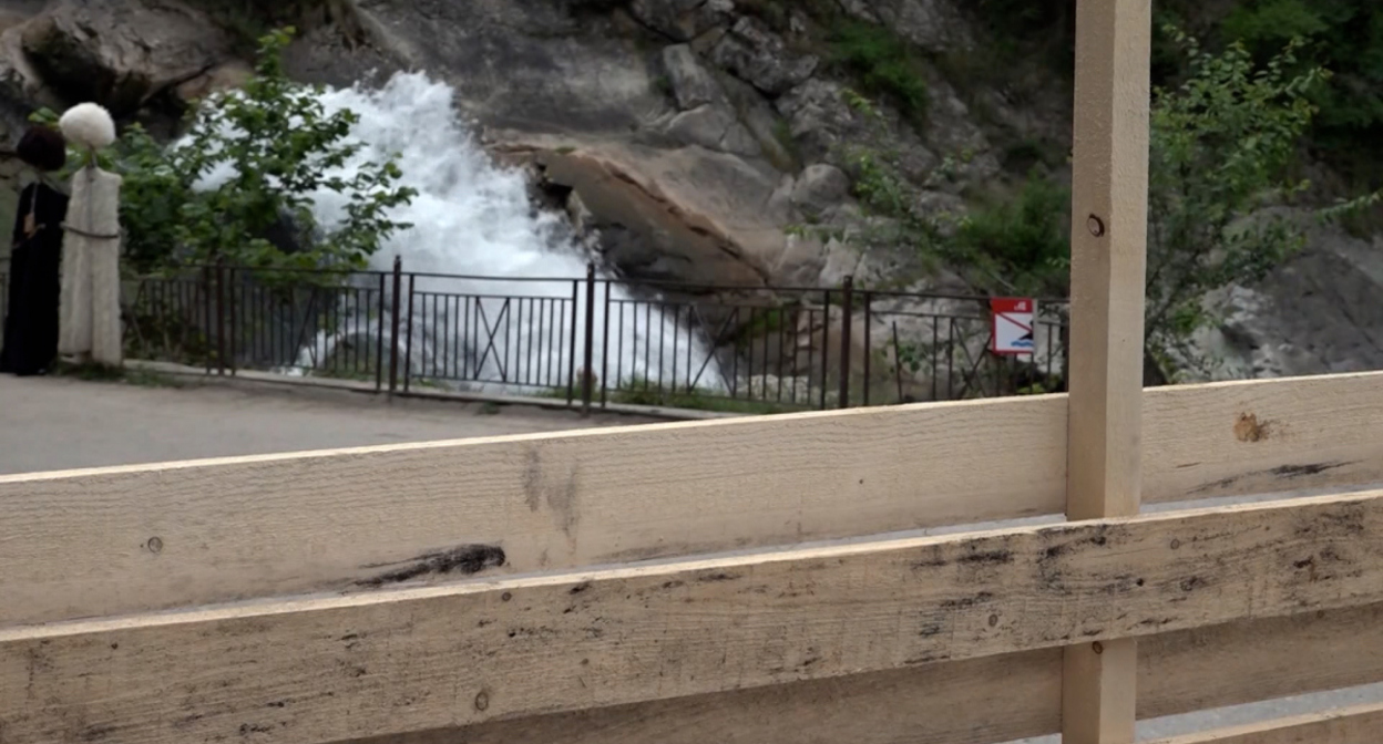 Забор у Ханагского водопада. Скриншот видео 5-tv.ru