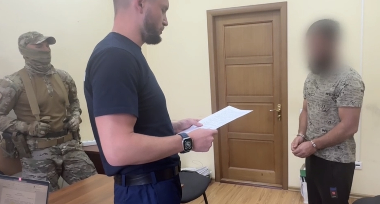 Задержанный по делу о финансировании терроризма. Кадр видео СКР по Ставропольскому краю.