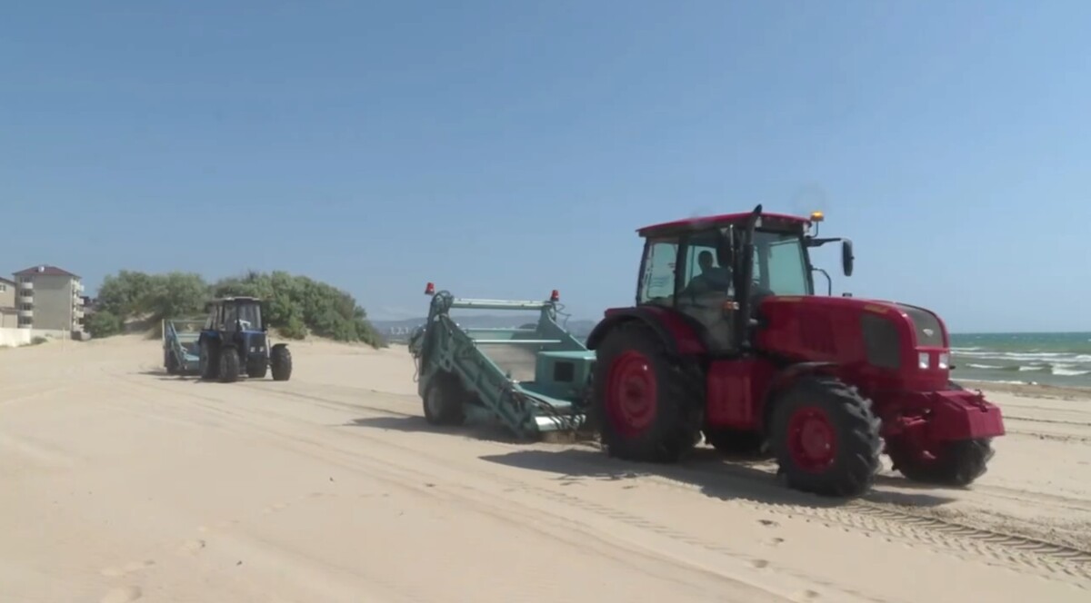 Уборка пляжа в Анапе. 20 июня 2025 г. Скриншот видео https://t.me/opershtab23/13636