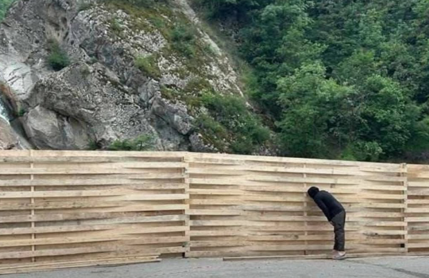 Забор у Ханагского водопада. Скриншот  https://www.instagram.com/p/DLHtpmjI5P5/ от 20.06.25 (деятельность компании Meta, владеющей соцсетью, запрещена в России).