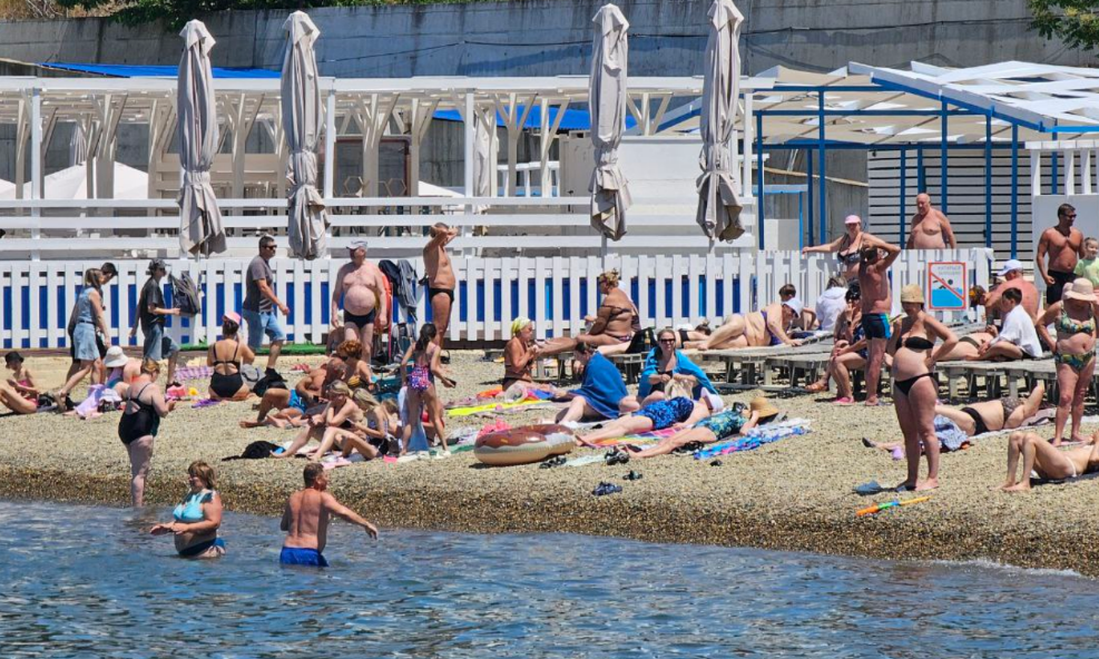 Пляж "Высокий берег" в Анапе. Скриншот фото Юрия Озаровского от 21.06.25, https://t.me/MoreOz/98604