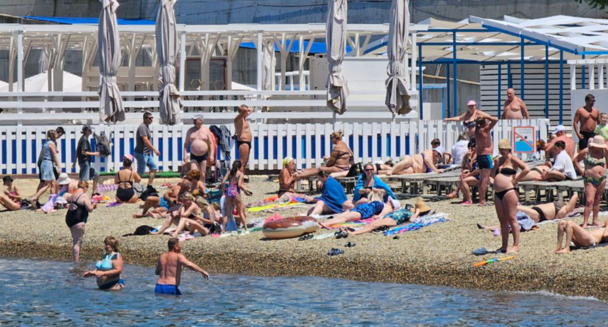 Пляж "Высокий берег" в Анапе. Скриншот фото Юрия Озаровского от 21.06.25, https://t.me/MoreOz/98604