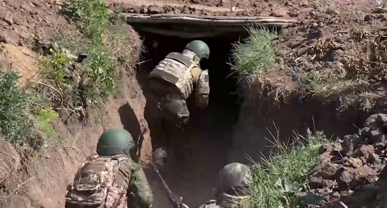 Российские бойцы. Стоп-кадр видео Минобороны России от 21.06.25, https://t.me/mod_russia/53966