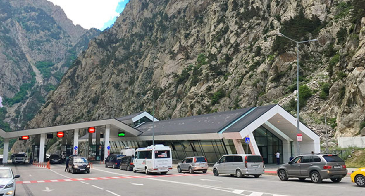 Пункт пропуска "Верхний Ларс". Фото: https://region15.ru/na-rekonstruktsiyu-kpp-verhnij-lars-v-severnoj-osetii-napravyat-bolee-1-3-mlrd-rublej/