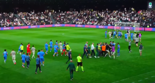 Драка  на поле в Краснодаре. Стоп-кадр видео https://vkvideo.ru/video-26991659_456246049 от 27.06.25.