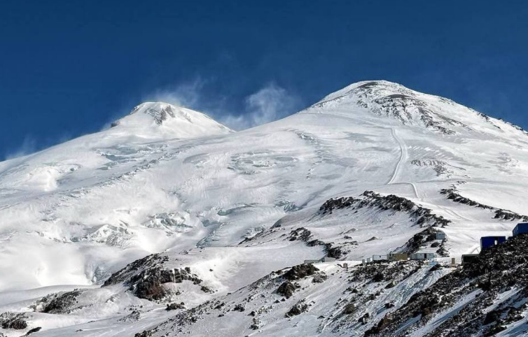Эльбрус. Скриншот фото от 29.06.25 из Telegram-канала курорта, https://t.me/elbrusresort/7588.