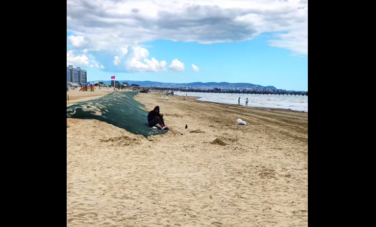 Пляж в Джемете. Стоп-кадр видео из Telegram-канала "Маковозовы" от 02.07.25, https://t.me/makovozovy/39881